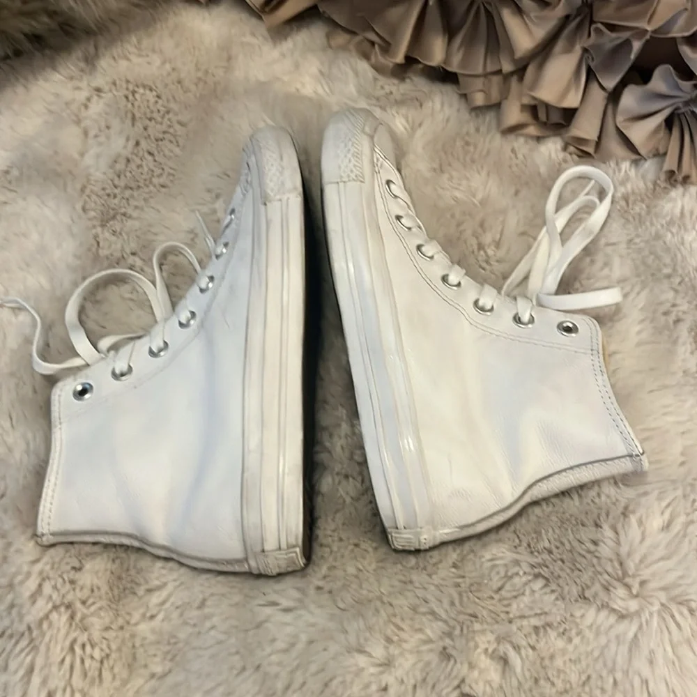 Converse Chuck Taylor All Star White Leather Hightop Lace Up Sneakers W-8 M-6